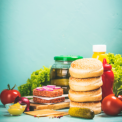 포토 JPG 해외이미지 토마토 식재료 유리병 치즈 패스트푸드 실내 사람없음 쌓기 햄버거 케첩 머스터드 피클 패티 나무도마 소스그릇 수제햄버거 적양파 햄버거빵 종이호일 민트색배경 해외202004 해외포토 그릇 빵 백그라운드 채소 모션 양파 병_용기 유제품 도마 내부 목재 소스_음식 인스턴트 민트색 절임 파일형식