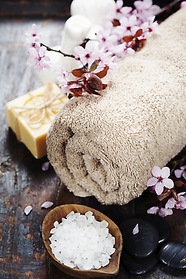 포토 JPG 해외이미지 꽃잎 실내 사람없음 수건 벚꽃 나무바닥 스파용품 비누 아로마테라피 허브볼 입욕소금 해외202004 해외포토 꽃 바닥 내부 위생용품 스파 미용용품 오브젝트 소금 테라피 파일형식