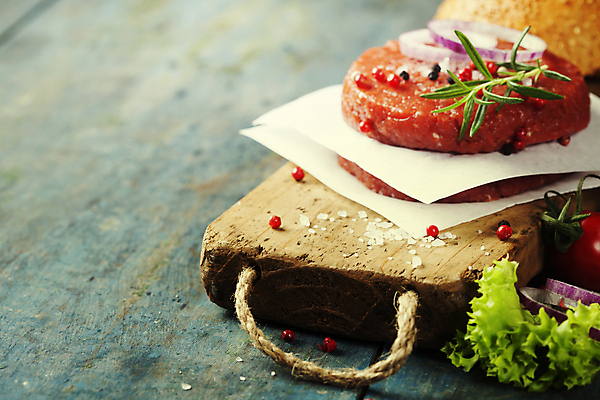 포토 JPG 해외이미지 실내 근접촬영 사람없음 쌓기 햄버거 상추 소금 패티 로즈메리 나무도마 나무탁자 적양파 통후추 종이호일 해외202004 해외포토 뷰포인트 채소 모션 탁자 양파 도마 패스트푸드 내부 목재 허브 후추 파일형식