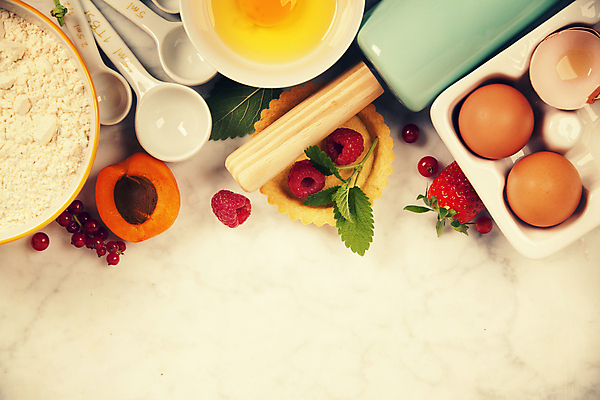 포토 JPG 해외이미지 그릇 사람없음 하이앵글 계란 민트 계란껍데기 산딸기 밀가루 밀대 계량스푼 계란판 노란배경 살구 크랜베리 타르트 카피스페이스 해외202004 해외포토 식기 열매 빵 뷰포인트 백그라운드 과일 주방용품 노란색 알 공백 가루 허브 파이_빵 파일형식