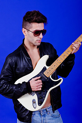 포토 JPG 해외이미지 모델 남자 줄 음악 노래 손가락 놀이 한명 사람 유행 금속 검은색 어둠 힘 소리 콘서트 공연 연주자 음악가 가수 무대 흰색 기구 기타 악단 정사각형 롤 시끄러움 기타리스트 재즈 멜로디 뮤지컬 베이스 철강 팝 플레이어 스타일 해외202004 해외202105 해외포토 도형 직업 1 손 컬러 재질 현악기 문화예술 이벤트 파일형식