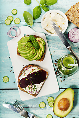 포토 JPG 해외이미지 그릇 빵 포크 유리병 오이 도마 도마_주방용품 샌드위치 빨대 사람없음 하이앵글 주스 나이프 파란배경 나무바닥 바질 아보카도 적양파 크림치즈 통후추 해외202004 해외포토 식기 음료 음식 뷰포인트 백그라운드 채소 과일 주방용품 양파 병_용기 치즈 바닥 파란색 칼 후추 파일형식