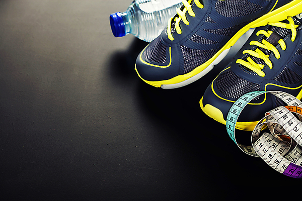 포토 JPG 해외이미지 운동화 다이어트 검은배경 줄자 사람없음 물병 오브젝트 해외202004 해외포토 백그라운드 신발 자 건강 검은색 물통 파일형식