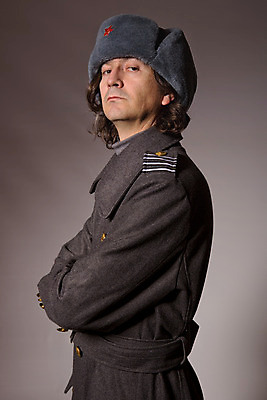 포토 JPG 해외이미지 백인 모자 남자 별 얼굴 유니폼 한명 서기 성인 빨간색 청춘 검은색 장비 수확 골동품 분노 흰색 복고 군용 러시아 육군 병정 전사 러시아인 바보 소비에트 장교 필승 해외202004 해외202105 해외포토 자연요소 서양인 1 잡화 옷 감정 유럽 컬러 컨셉 농업 모션 군대 사람 신체부위 우승 파일형식