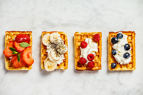 포토 JPG 해외이미지 딸기 디저트 바나나 실내 사람없음 하이앵글 달콤 흰배경 생크림 블루베리 산딸기 대리석 와플 해외202004 해외포토 음식 뷰포인트 백그라운드 과일 재료 내부 흰색 맛 크림 파일형식