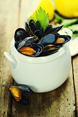 포토 JPG 해외이미지 그릇 사람없음 아웃포커스 레몬 담기 나무바닥 홍합 해외202004 해외포토 식기 과일 모션 어패류 바닥 촬영기법 파일형식