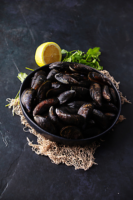 포토 JPG 해외이미지 접시 검은배경 사람없음 그물 레몬 담기 홍합 해외202004 해외포토 식기 백그라운드 과일 모션 어패류 검은색 파일형식