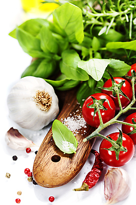 포토 JPG 해외이미지 방울토마토 고추 마늘 사람없음 흰배경 소금 후추 바질 마카로니 통후추 해외202004 해외포토 백그라운드 토마토 채소 흰색 향신료 파스타면 파일형식