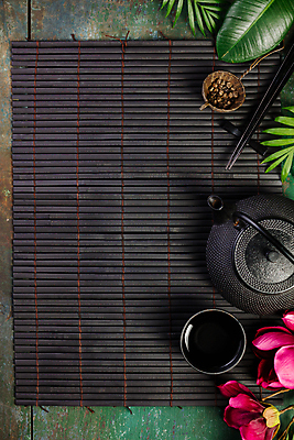 포토 JPG 해외이미지 꽃 실내 사람없음 하이앵글 찻잔 다기 찻주전자 나무젓가락 열대잎 카피스페이스 초록배경 해외202004 차거름망 해외포토 식물 뷰포인트 백그라운드 잎 젓가락 주전자 잔 내부 초록색 공백 다도 파일형식