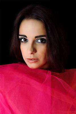 포토 JPG 해외이미지 백인 모델 여자 행복 감정 얼굴 포즈 백그라운드 신체 갈색머리 한명 사람 성인 10대 청춘 유행 검은색 흰색 표현 뜨거움 입 닫기 고독 매끈함 피부 입술 해외202004 해외202105 해외포토 서양인 1 헤어스타일 컬러 컨셉 모션 청소년 신체부위 감각 파일형식