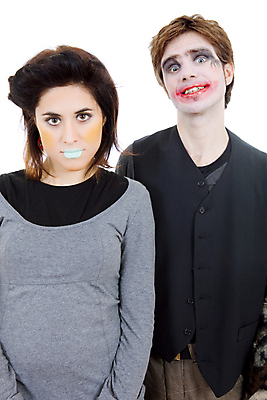 포토 JPG 해외이미지 백인 캐릭터 커플 드레스 여자 남자 행복 감정 2 관리 사랑 가면 사람 두명 빨간색 초록색 컬러풀 공연 기쁨 할로윈 흰색 표현 쌍 유머 배우 무서움 충돌 가발 연극 고립 조커 코미디언 해외202004 해외202105 해외포토 서양인 직업 옷 컬러 관계 문화예술 이벤트 연예인 파일형식