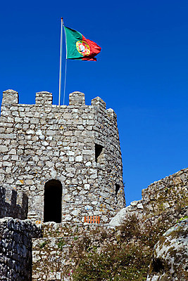 포토 JPG 해외이미지 구름 아이콘 유럽 벽 여행 건축양식 하늘 동화 풍경 사람없음 야외 건물 탑 바위 깃발 방어 수비 왕 포르투갈 심볼 언덕 공상 천연기념물 신트라 해외202004 해외202105 해외포토 자연요소 건축물 건축 나라 모션 파일형식