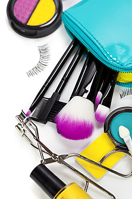 포토 JPG 해외이미지 실내 사람없음 뷰티 화장품 화장용품 흰배경 매니큐어 아이섀도 뷰러 메이크업브러쉬 섀도우브러쉬 인조속눈썹 파우치 해외202004 해외포토 아이섀도브러쉬 백그라운드 가방 내부 흰색 붓 미용용품 속눈썹 파일형식