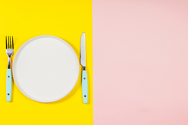 포토 JPG 해외이미지 접시 포크 실내 사람없음 나이프 상차림 준비 노란배경 카피스페이스 분홍색배경 해외202004 플레이팅 해외포토 식기 분홍색 백그라운드 내부 노란색 공백 칼 파일형식