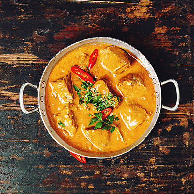 포토 JPG 해외이미지 고추 실내 사람없음 하이앵글 냄비 나무바닥 인도음식 카레 동남아음식 해외202004 해외포토 음식 뷰포인트 채소 바닥 내부 솥 동양음식 파일형식