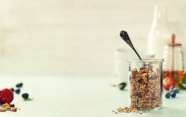 포토 JPG 해외이미지 그릇 유리병 곡류 실내 사람없음 숟가락 시리얼 블루베리 꿀 꽂음 요거트 크랜베리 베이지색배경 카피스페이스 그래놀라 해외202004 해외포토 식기 열매 음식 백그라운드 과일 병_용기 유제품 수저 내부 공백 베이지색 파일형식