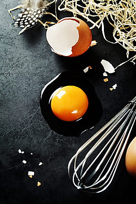 포토 JPG 해외이미지 검은배경 실내 사람없음 계란 아침식사 계란껍데기 거품기 날계란 해외202004 해외포토 백그라운드 주방용품 내부 알 검은색 식사 파일형식