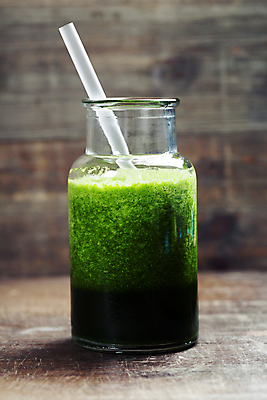 포토 JPG 해외이미지 음료 잔 실내 사람없음 야채주스 나무바닥 건강식 다이어트음식 스무디 야채음료 디톡스 해외202004 해외포토 식기 음식 다이어트 바닥 건강 내부 주스 파일형식