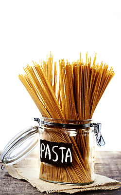 포토 해외이미지 유리병 실내 사람없음 삼베 흰배경 담기 나무탁자 파스타면 통밀 해외202004 해외포토 백그라운드 모션 탁자 병_용기 파스타 내부 흰색 면류 밀 파일형식 천_직물