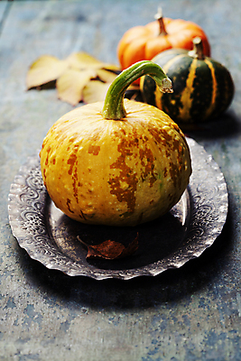 포토 JPG 해외이미지 접시 호박 실내 사람없음 농작물 가을 나무바닥 해외202004 해외포토 식기 계절 농업 채소 바닥 내부 파일형식