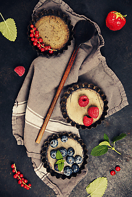 포토 JPG 해외이미지 딸기 디저트 실내 틀 사람없음 하이앵글 식탁보 준비 블루베리 산딸기 제빵 베리 나무주걱 타르트 해외202004 해외포토 음식 빵 뷰포인트 과일 내부 목재 제과제빵 파이_빵 주걱 파일형식