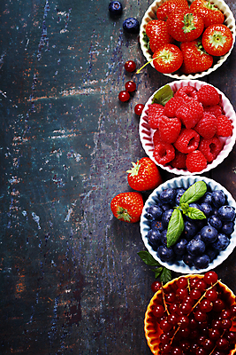 포토 JPG 해외이미지 그릇 딸기 사람없음 담기 블루베리 산딸기 블랙베리 해외202004 해외포토 식기 과일 모션 파일형식