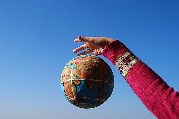 포토 JPG 해외이미지 손 응시 지구 바다 지도 손가락 성공 표면 안전 사람없음 물 파란색 세계 글로벌 지구본 우주 행성 성장 잡기 분위기 대륙 보안 팔 대서양 경도 고립 넘어짐 돌봄 위도 인구 지리 제의 해외202004 해외202105 해외포토 자연요소 시선 컬러 컨셉 모션 신체부위 파일형식