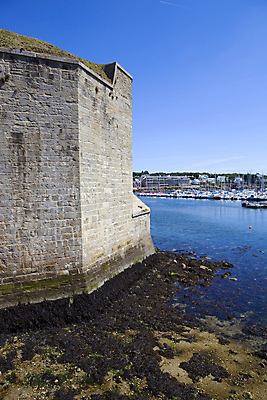 포토 JPG 해외이미지 구름 전통 유럽 벽 바다 섬 여행 건축양식 낚시 파노라마 사람없음 건물 물 여름 태양 여행객 항구 프랑스 바위 깃발 도시 보트 중세 역사 닫기 과거 포트 타운 옛날 해외202004 해외202105 해외포토 자연요소 건축물 계절 건축 나라 컨셉 배_교통 교통시설 모션 레저 촬영기법 사람 돌_바위 파일형식