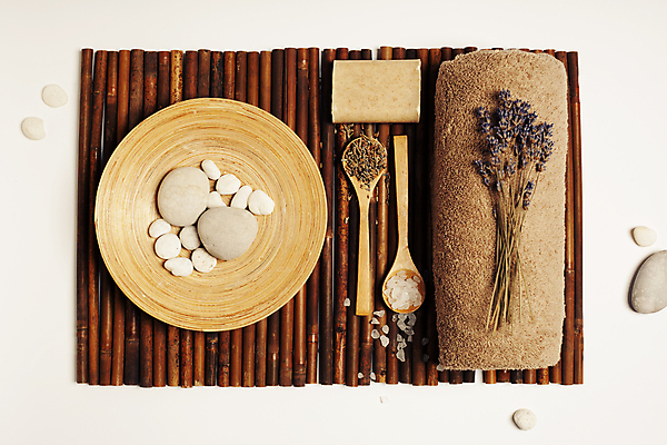 포토 JPG 해외이미지 실내 사람없음 하이앵글 수건 흰배경 아로마 비누 아로마테라피 라벤더 스톤 입욕소금 해외202004 해외포토 꽃 뷰포인트 백그라운드 내부 위생용품 흰색 미용용품 허브 소금 테라피 파일형식