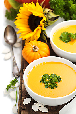 포토 JPG 해외이미지 스튜디오촬영 그릇 호박 해바라기 실내 사람없음 아웃포커스 숟가락 흰배경 단호박수프 해외202004 해외포토 식기 꽃 백그라운드 채소 촬영기법 수저 내부 흰색 수프 파일형식