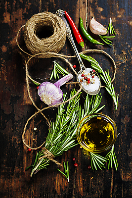 포토 JPG 해외이미지 양파 실내 마늘 사람없음 숟가락 올리브오일 다발 허브 나무바닥 홍고추 유리그릇 노끈 로즈메리 통후추 해외202004 해외포토 식물 그릇 줄 채소 유리 고추 바닥 수저 내부 기름_음식 후추 파일형식