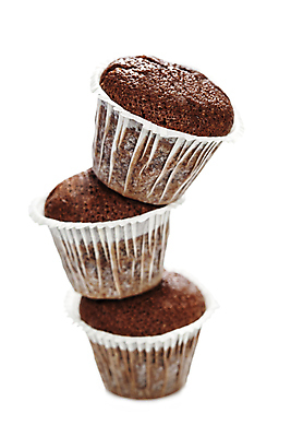 포토 JPG 해외이미지 실내 사람없음 쌓기 세개 달콤 컵케이크 흰배경 초코맛 해외202004 해외포토 백그라운드 모션 3 내부 케이크 초콜릿 흰색 맛 파일형식