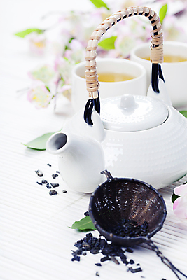 포토 JPG 해외이미지 실내 사람없음 도자기 찻잔 찻주전자 흰배경 찻잎 해외202004 차거름망 해외포토 백그라운드 주전자 잔 내부 차_음료 흰색 파일형식