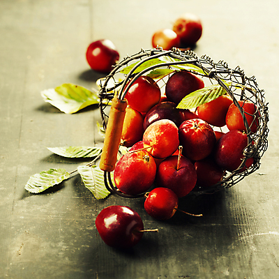 포토 JPG 해외이미지 잎 실내 사람없음 아웃포커스 신선 사과 나무바닥 쏟아짐 사과바구니 해외202004 해외포토 식물 과일 모션 바닥 촬영기법 내부 바구니 파일형식