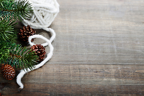 포토 JPG 해외이미지 잎 크리스마스 크리스마스용품 실내 사람없음 털실 나무바닥 솔방울 카피스페이스 크리스마스배경 해외202004 해외포토 식물 기념일 백그라운드 바닥 내부 공백 실 용품 파일형식