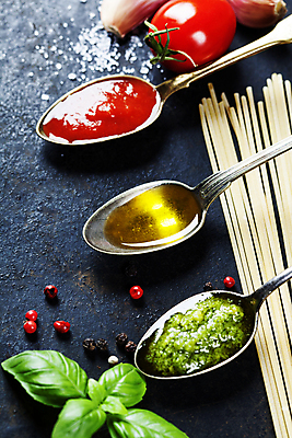 포토 JPG 해외이미지 방울토마토 검은배경 실내 근접촬영 사람없음 숟가락 이탈리아음식 올리브오일 바질 토마토소스 통후추 파스타면 페스토 해외202004 해외포토 뷰포인트 백그라운드 토마토 파스타 서양음식 수저 내부 검은색 면류 소스_음식 기름_음식 후추 파일형식