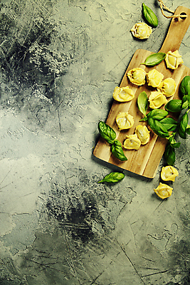 포토 JPG 해외이미지 식재료 회색배경 실내 사람없음 하이앵글 준비 바질 나무도마 카피스페이스 토르텔리니 해외202004 해외포토 뷰포인트 백그라운드 도마 파스타 내부 목재 공백 회색 파일형식