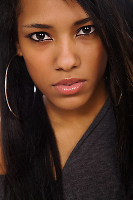 포토 JPG 해외이미지 여자 얼굴 흑인 신체 갈색머리 한명 사람 성인 청춘 갈색 유행 검은색 입 화려 속눈썹 피부 입술 코 광택 목 내추럴 고립 몽환 해외202004 해외202105 해외포토 서양인 1 헤어스타일 컬러 컨셉 신체부위 눈썹 파일형식