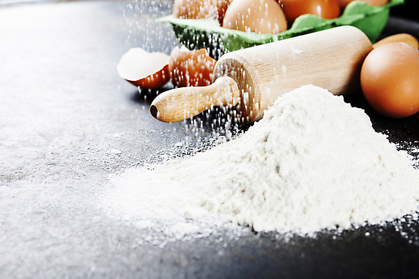 포토 JPG 해외이미지 회색배경 실내 사람없음 계란 준비 밀가루 홈베이킹 제빵 반죽밀대 해외202004 흩날리기 해외포토 백그라운드 모션 내부 제과제빵 알 회색 가루 밀대 파일형식