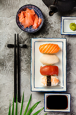 포토 JPG 해외이미지 스튜디오촬영 젓가락 나뭇잎 실내 사람없음 하이앵글 초밥 찻주전자 고추냉이 간장 모듬초밥 생강초절임 일본음식 플랫레이 해외202004 해외포토 음식 뷰포인트 잎 주전자 수저 내부 양념 플랫 모듬 절임 파일형식