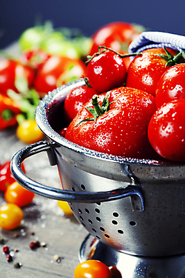 포토 JPG 해외이미지 토마토 방울토마토 실내 사람없음 아웃포커스 신선 냄비 담기 해외202004 해외포토 채소 모션 촬영기법 내부 솥 파일형식