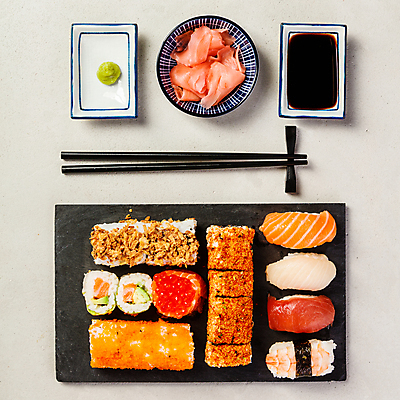 포토 JPG 해외이미지 스튜디오촬영 접시 젓가락 실내 사람없음 하이앵글 초밥 고추냉이 간장 모듬초밥 석판 일본음식 플랫레이 해외202004 해외포토 식기 음식 뷰포인트 수저 내부 양념 플랫 모듬 파일형식