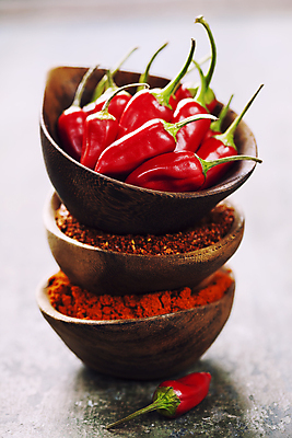 포토 JPG 해외이미지 식재료 사람없음 매움 나무바닥 홍고추 후추 고춧가루 나무그릇 후추가루 해외202004 해외포토 그릇 고추 바닥 목재 맛 가루 향신료 파일형식