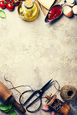 포토 JPG 해외이미지 식재료 방울토마토 회색배경 실내 사람없음 하이앵글 올리브오일 계란껍데기 토마토소스 노끈 반죽밀대 후추갈이 카피스페이스 해외202004 해외포토 줄 뷰포인트 백그라운드 토마토 내부 계란 공백 회색 소스_음식 기름_음식 밀대 분쇄기 파일형식