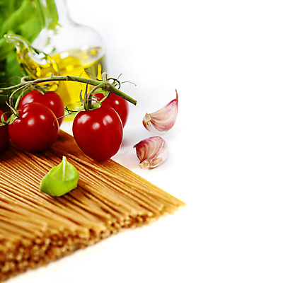 포토 해외이미지 방울토마토 실내 마늘 근접촬영 사람없음 올리브오일 흰배경 바질 파스타면 통밀 해외202004 해외포토 뷰포인트 백그라운드 토마토 채소 파스타 내부 흰색 면류 기름_음식 밀 파일형식