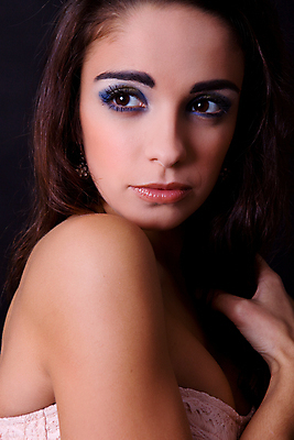 포토 JPG 해외이미지 백인 모델 여자 행복 감정 얼굴 포즈 백그라운드 신체 갈색머리 한명 사람 성인 10대 청춘 유행 검은색 흰색 표현 뜨거움 입 닫기 고독 매끈함 피부 입술 해외202004 해외202105 해외포토 서양인 1 헤어스타일 컬러 컨셉 모션 청소년 신체부위 감각 파일형식