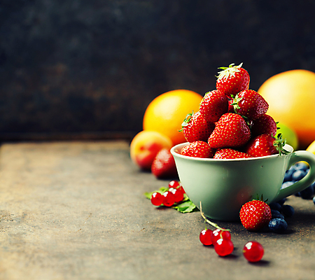 포토 JPG 해외이미지 오렌지 딸기 검은배경 실내 사람없음 쌓기 찻잔 블루베리 베리 카피스페이스 해외202004 해외포토 백그라운드 과일 모션 잔 내부 검은색 공백 파일형식