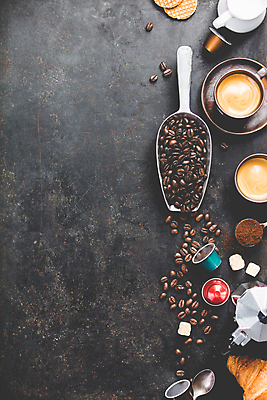 포토 JPG 해외이미지 검은배경 실내 사람없음 하이앵글 원두 커피잔 라떼 스쿱 해외202004 해외포토 커피 뷰포인트 백그라운드 잔 내부 검은색 파일형식