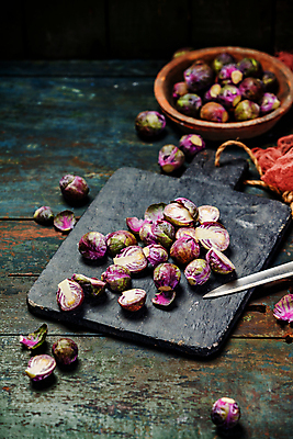 포토 JPG 해외이미지 그릇 단면 실내 사람없음 자르기 식칼 나무도마 나무탁자 방울양배추 해외202004 해외포토 식기 모션 탁자 주방용품 도마 내부 목재 양배추 파일형식