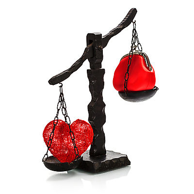 포토 JPG 해외이미지 돈 실내 사랑 사람없음 하트 비교 지갑 선택 오브젝트 흰배경 무거움 양팔저울 저울질 해외202004 해외포토 모양 감정 백그라운드 컨셉 저울 내부 흰색 재산 무게 파일형식